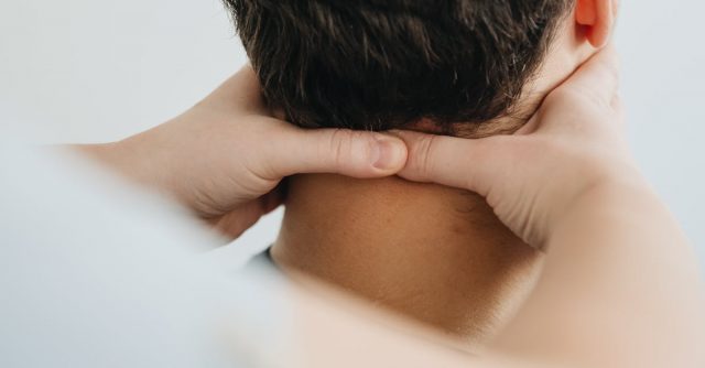 膝を立てて寝るのはなぜ？原因と体への影響を解説