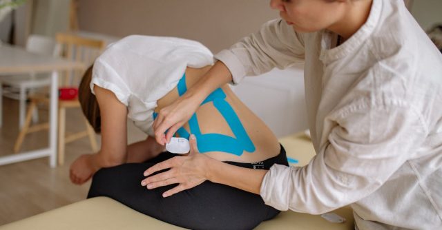 腰痛にツボ押しは効く？原因と体のサインを解説