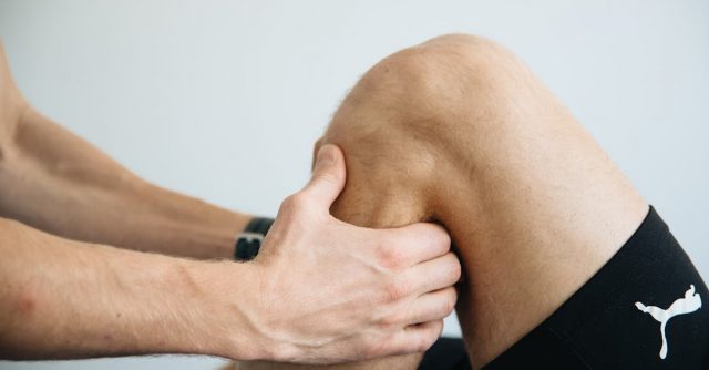 膝立てて寝るのはなぜ？原因と体のサインを解説