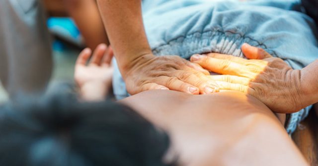 お腹ポコポコ動くのはなぜ？原因と整体での改善