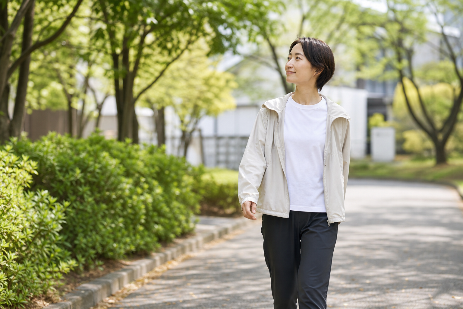 体調に合わせて公園をゆっくり歩く様子