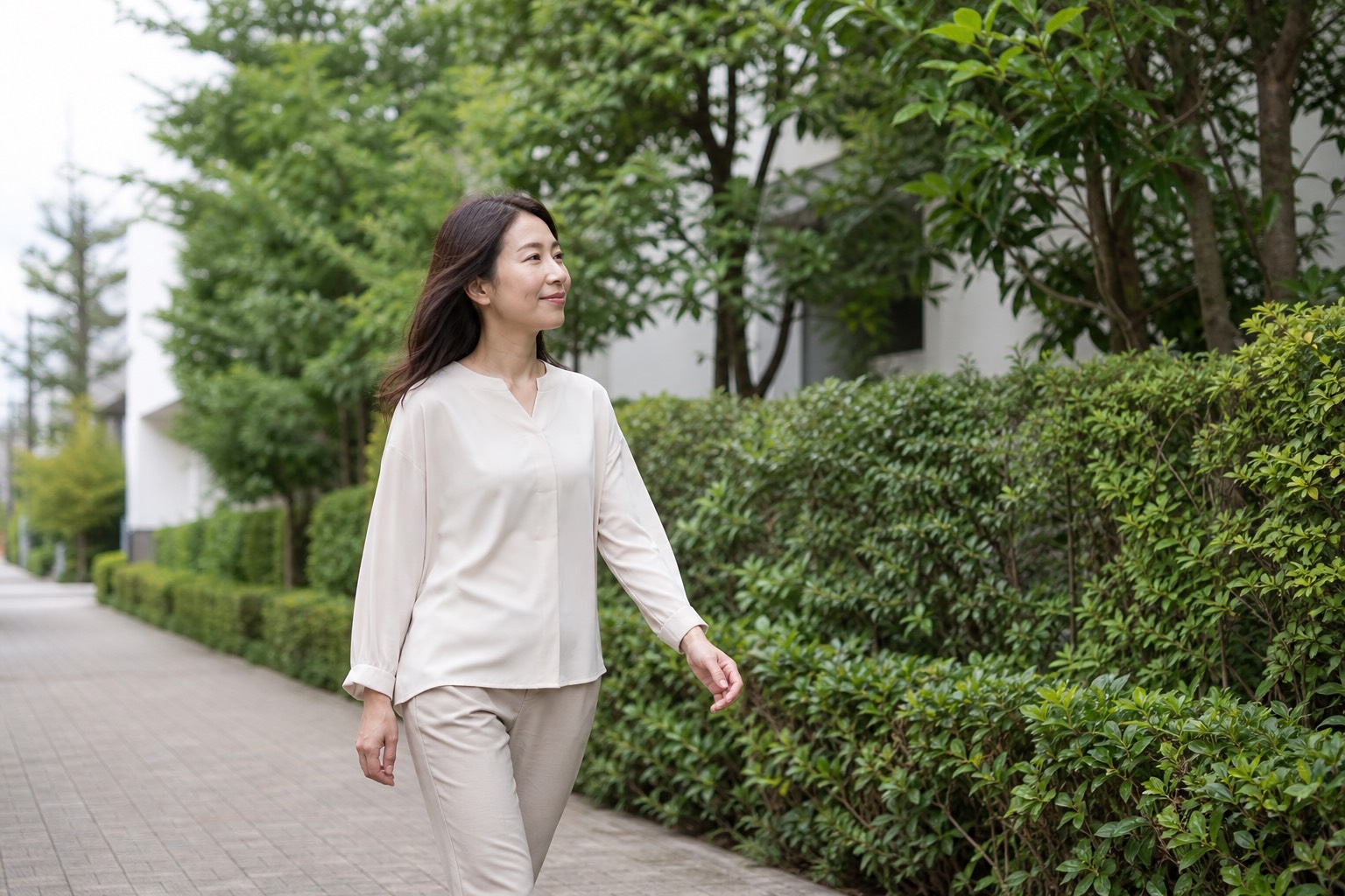 食後に緑の多い道をゆっくり歩く女性