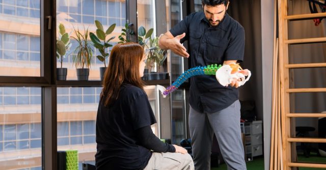 腰痛にツボ押しで即効ケア｜押し方と効果を解説