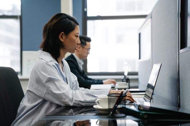 長時間の座り仕事で胸が苦しいのはなぜ？姿勢・呼吸と受診の目安