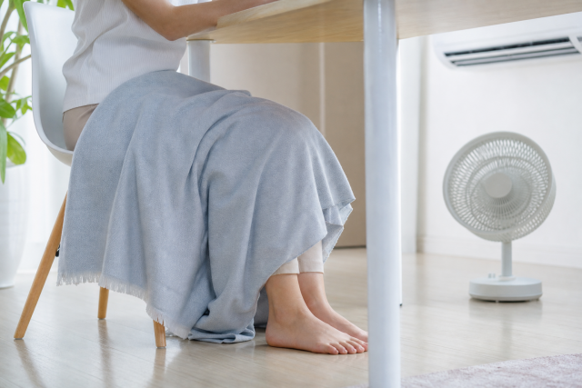 夏でも足先が冷えるのはなぜ？冷房・生活習慣と受診の目安