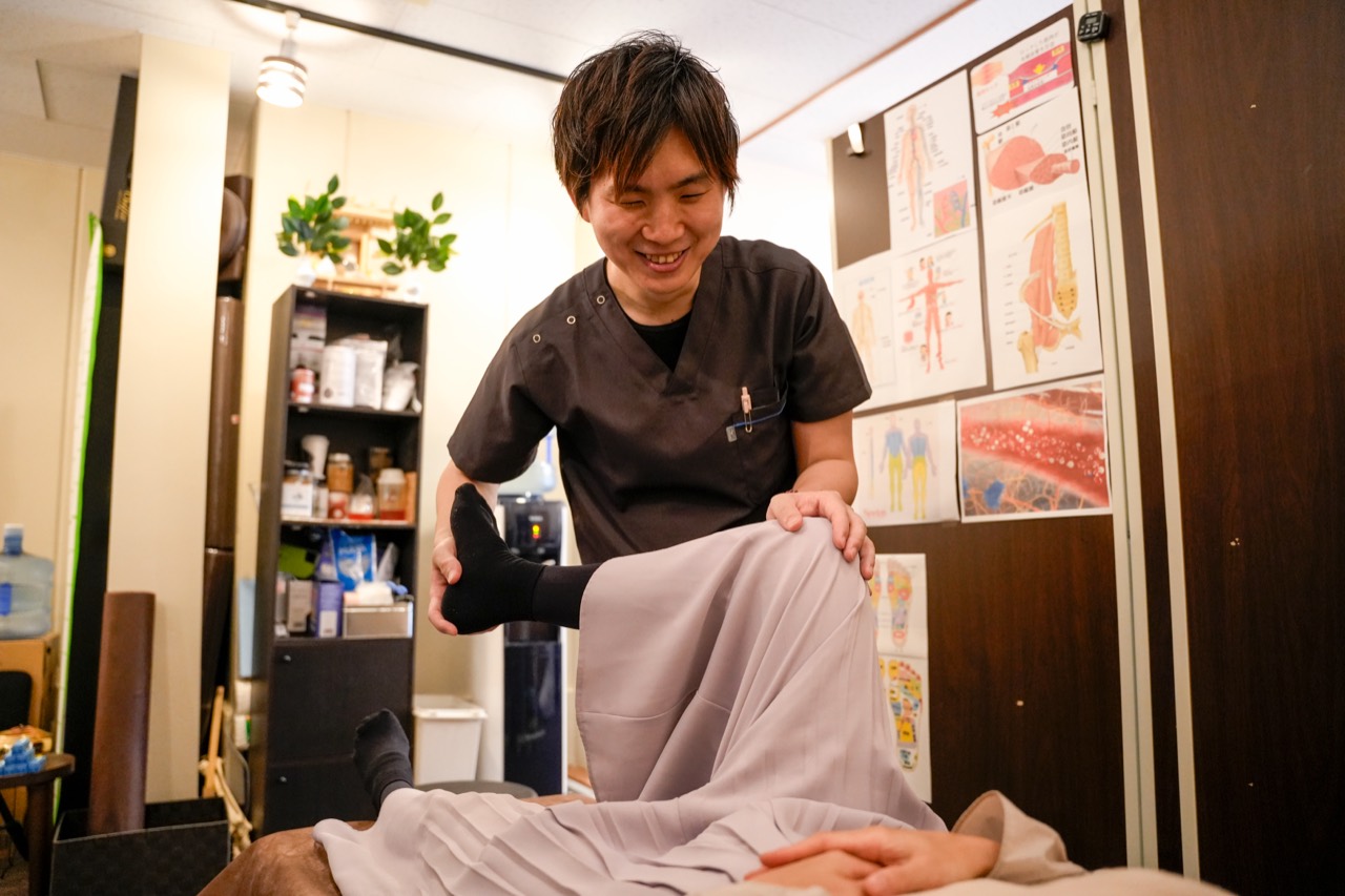 いちる整体院で更年期 足の裏の痛みの状態を確認する施術風景 いちる整体院で更年期 足の裏の痛みの状態を確認する施術風景