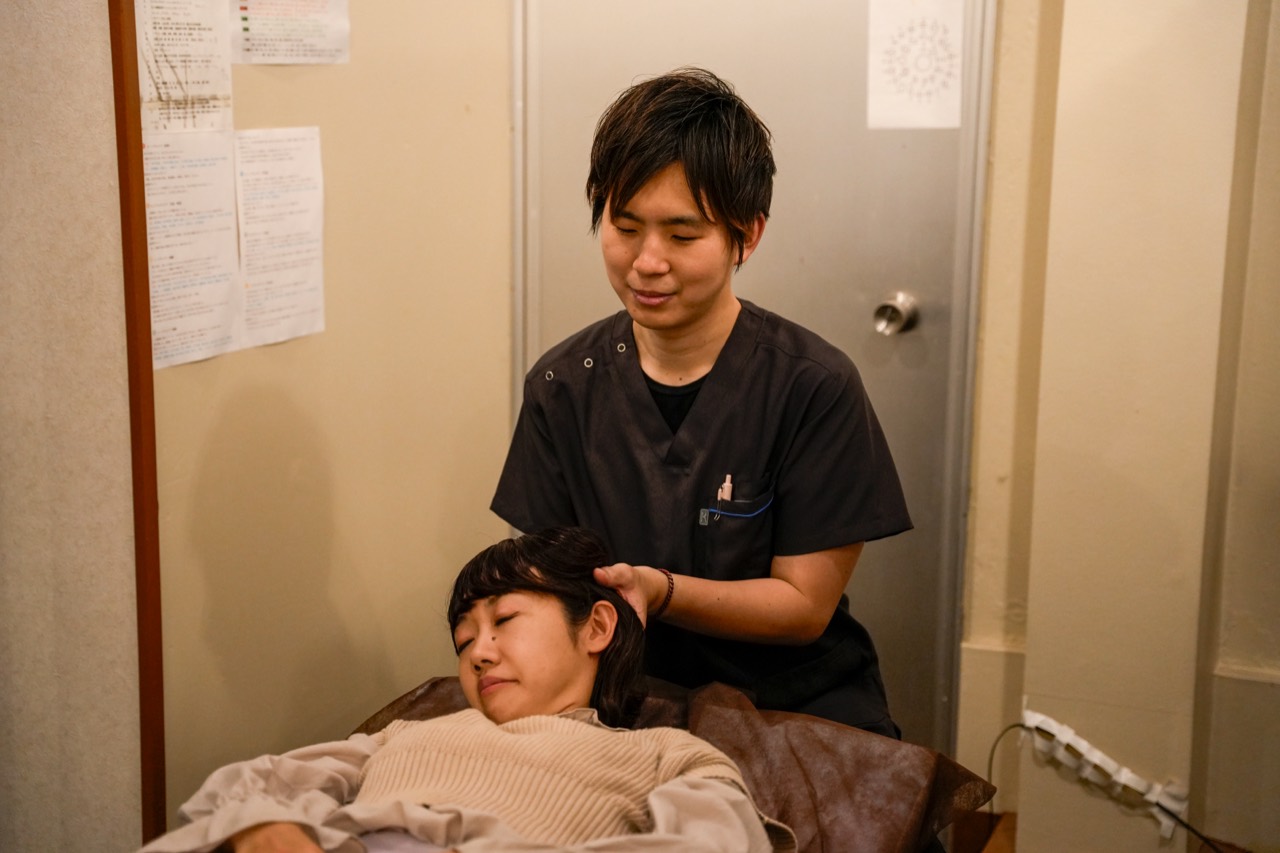 いちる整体院で過敏性腸症候群 朝ごはん食べれないの状態を確認する施術風景