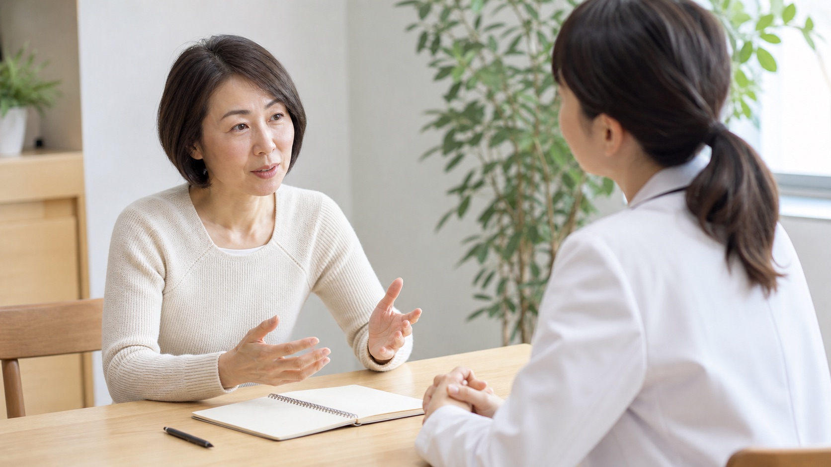 脚のだるさに関する疑問を医療者へ相談する50代女性