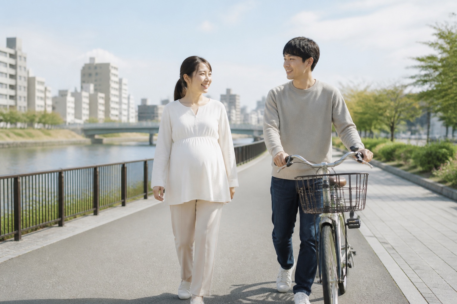 自転車を家族に押してもらい安全な道を歩く妊婦