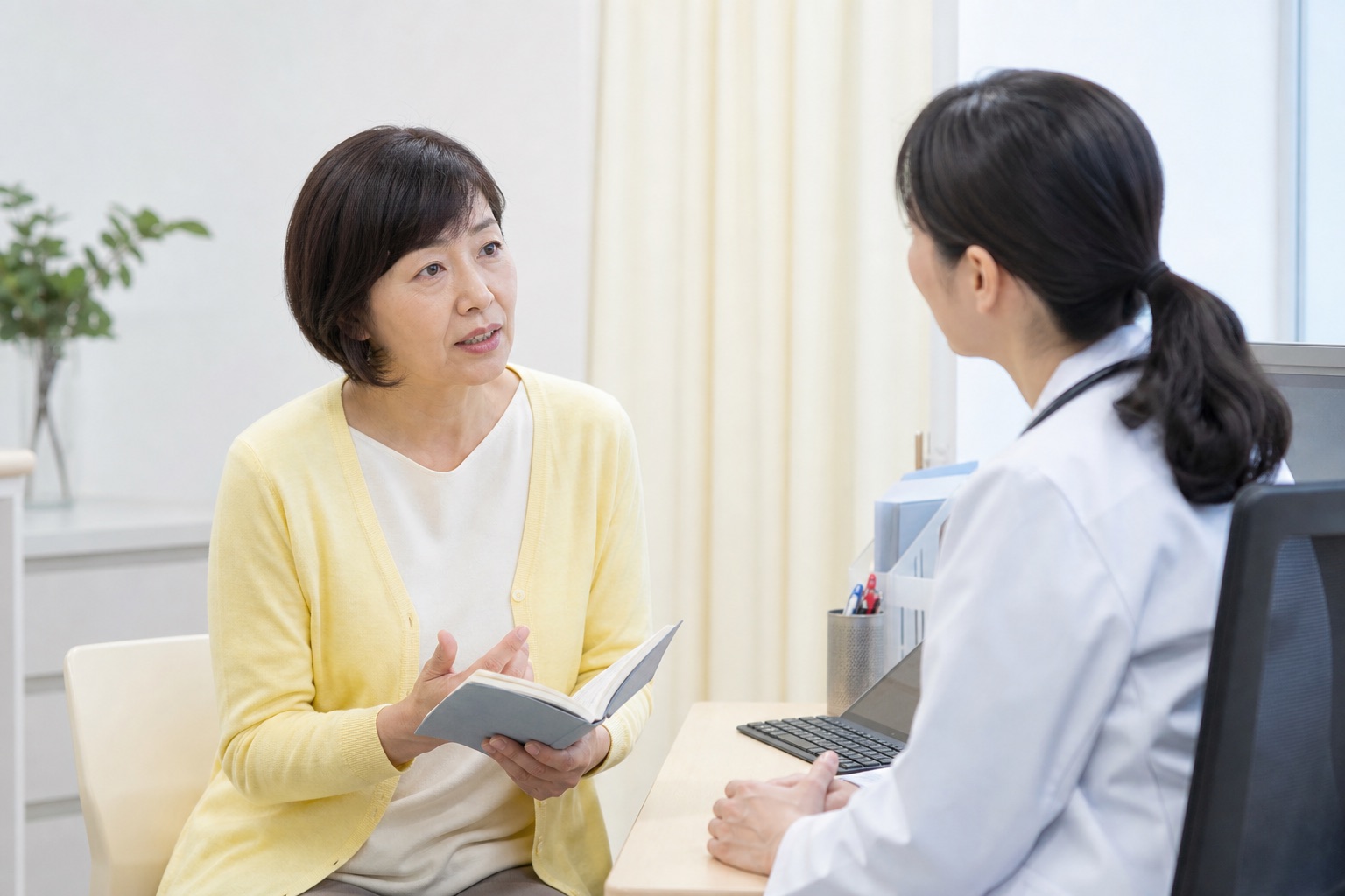 閉経後の新しい症状を婦人科医へ相談する女性
