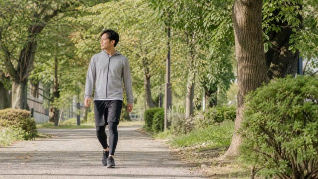 50代ですね前面が痛い原因は？歩く時の見分け方と受診目安