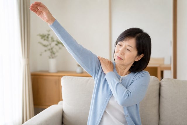 五十肩の症状はどこに出る？痛む場所・動作と受診目安
