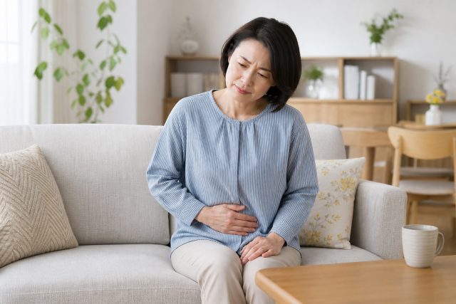 更年期の下腹部痛はなぜ起こる？体験談より先に確認したい受診目安