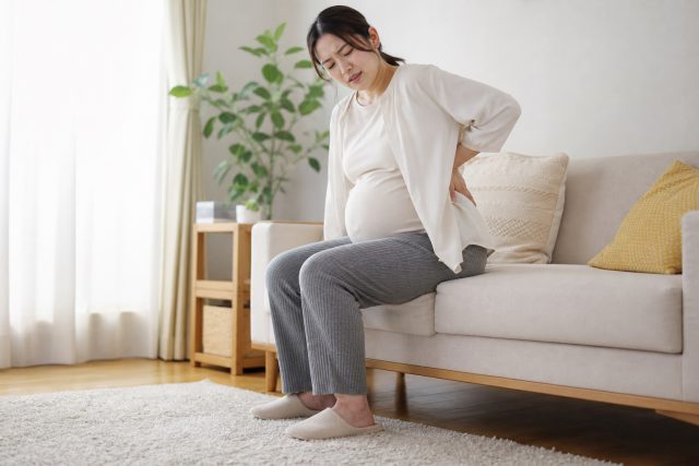 妊娠中に腰痛で立てない時は？知恵袋より先の受診目安