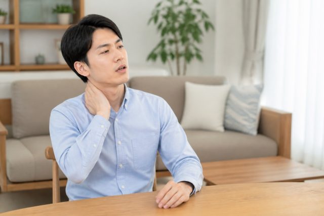 頭痛・首肩のこりで息苦しい？原因の分け方と受診目安