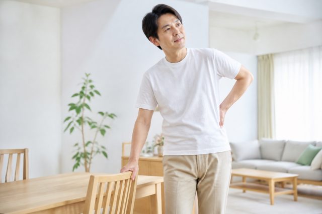 腰痛・骨盤の関係は？朝・座位・歩行で変わる痛みと受診目安
