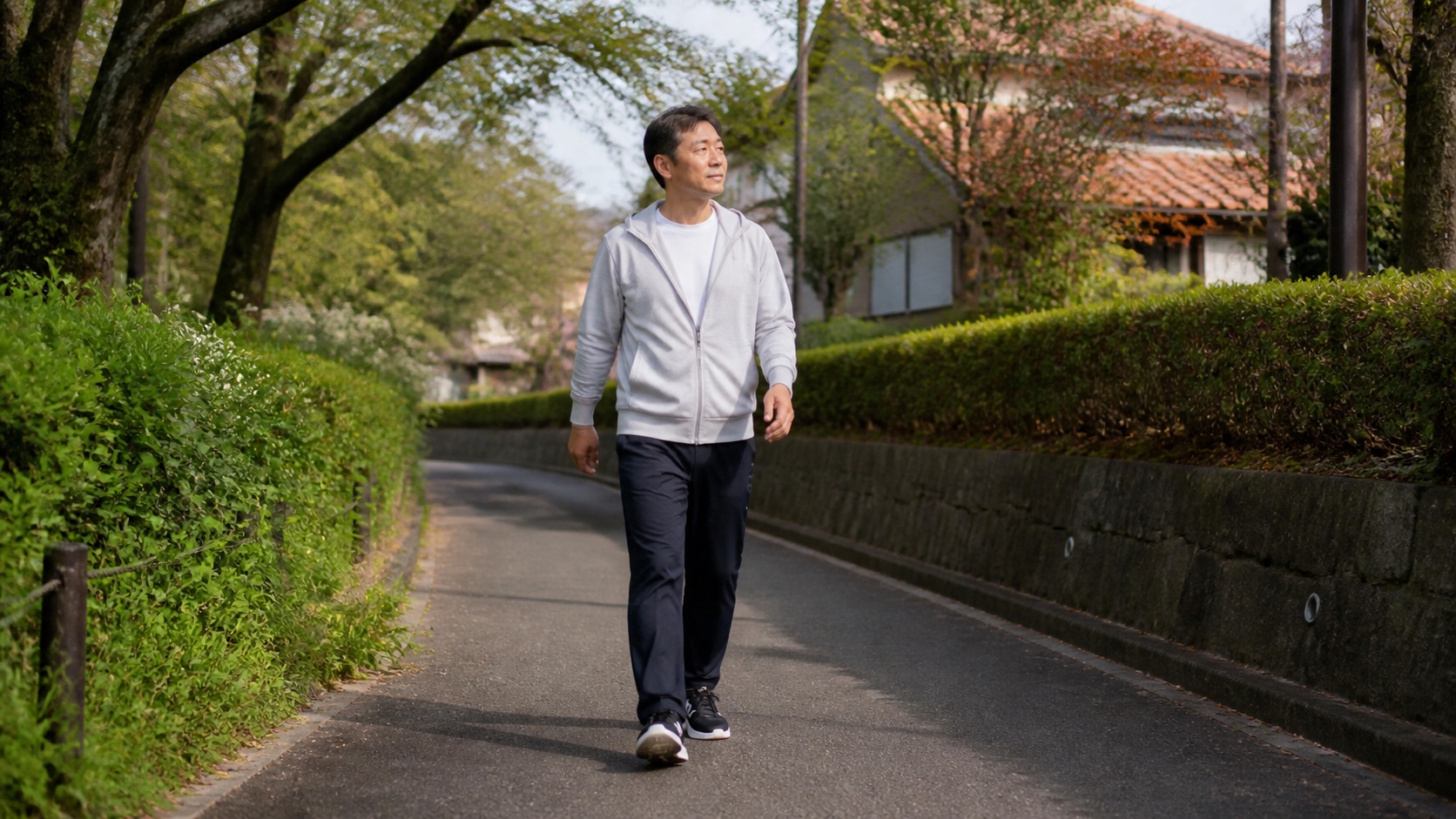 腰と脚の反応を確かめながら平坦な道を歩く男性
