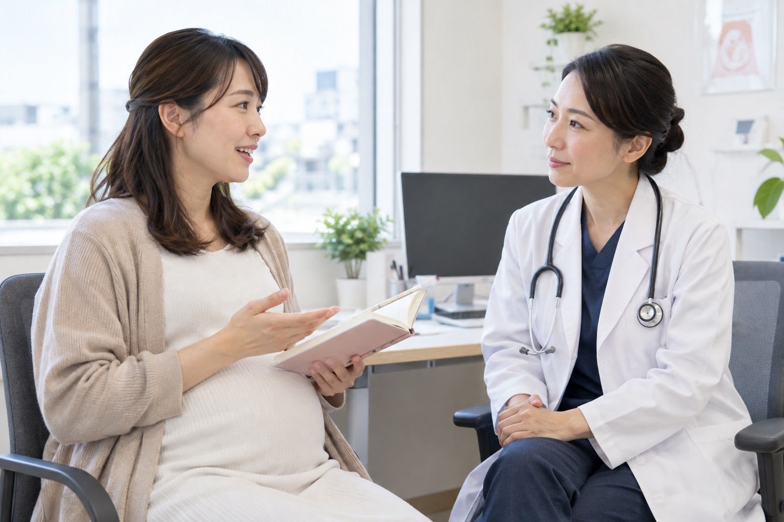 妊娠中の胸の痛みと経過を産科医へ相談する女性