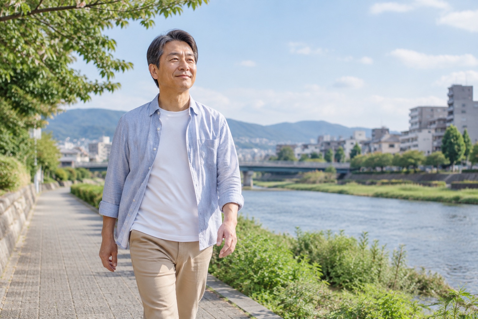 食後すぐを避けて川沿いを無理なく歩く男性