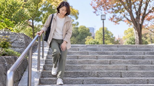 関節・スポーツの不調で朝に膝がこわばるのはなぜ？動き始めと受診目安