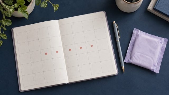 生理が長引くのはなぜ？婦人科系の変化と出血の記録・受診の目安