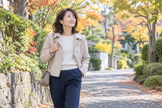 くしゃみで尿もれするのはなぜ？婦人科系の変化と対策・受診の目安